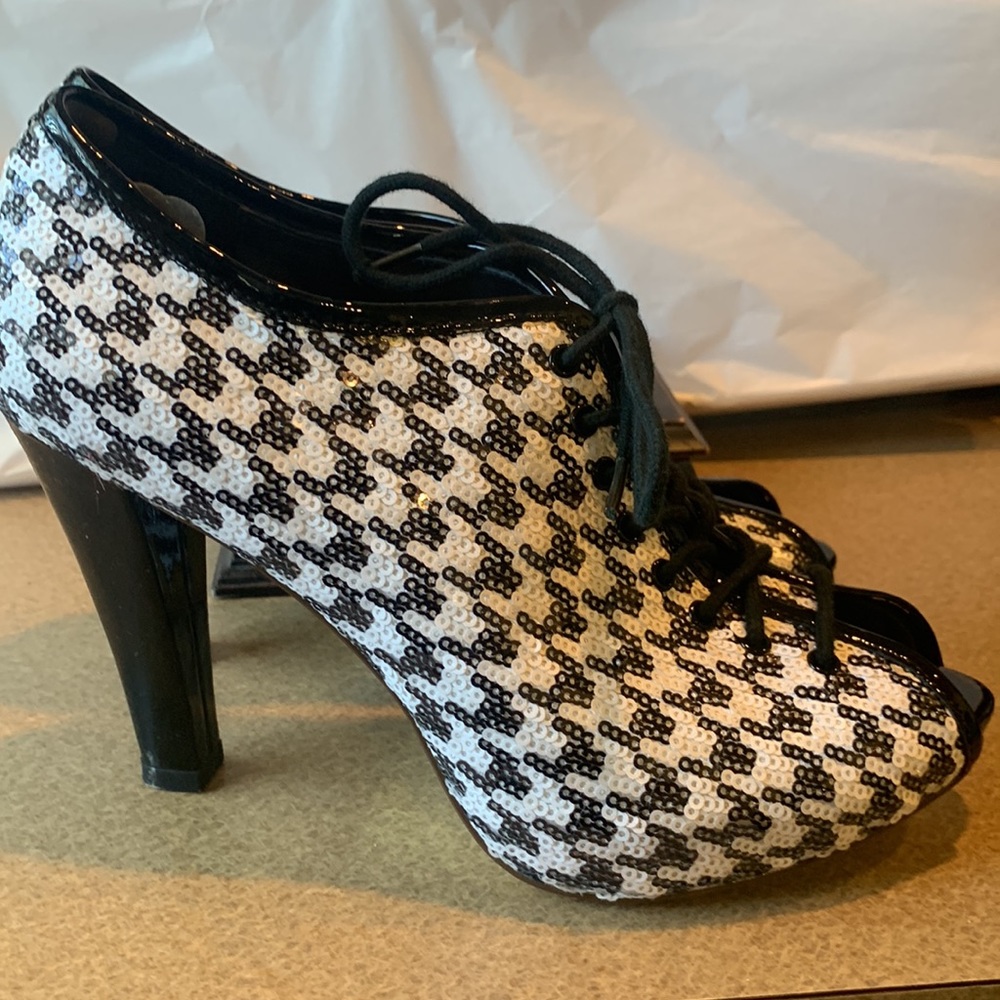 Oh! Deer! Brand Houndstooth peep toe shoes sz 6